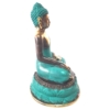 Figur Buddha im Lotussitz auf Lotusblüte